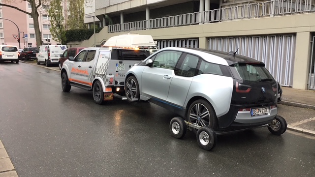 Abschleppen eines PKW mit Abschleppfahrzeug auf befestigter Fläche.