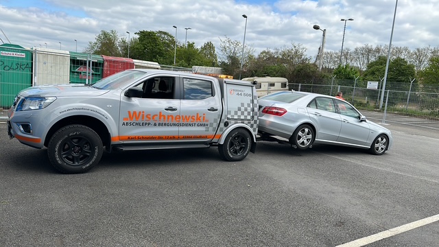 PKW-Abschleppen mit Achsdolly für schonenden und sicheren Fahrzeugtransport.