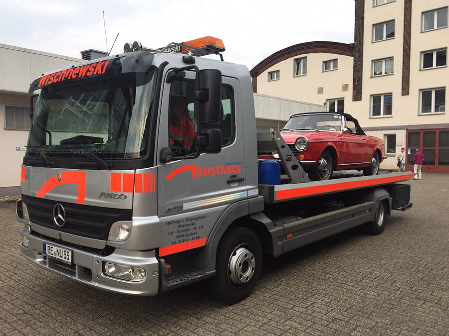 Sicherer Oldtimer-Transport auf Plateau-Lkw.