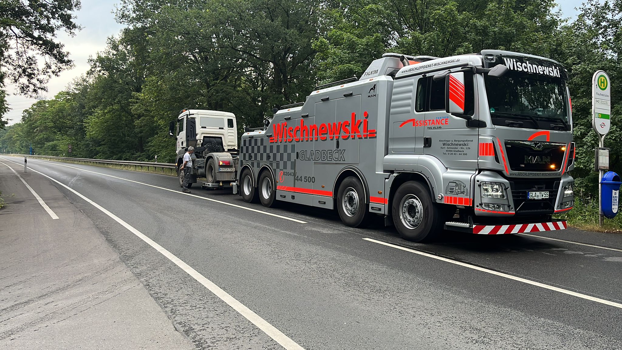 Abschleppdienst Wischnewski schleppt LKW am Straßenrand ab.